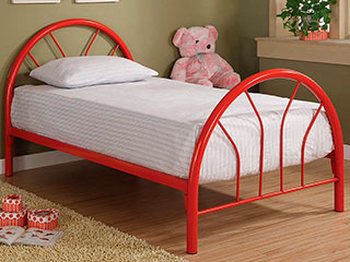 Металлическая кровать для ребёнка красного цвета с матрасом