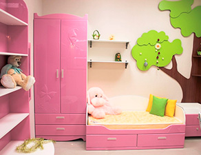 Розовая мебель в детской комнате